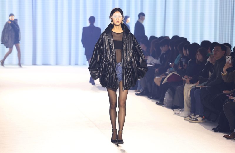 [서울=뉴시스] 이영환 기자 = 3일 오후 서울 중구 동대문디자인플라자(DDP)에서 열린 2026 F/W 패션위크 오프닝 패션쇼(한현민 디자이너 브랜드 뮌)에서 모델들이 워킹을 하고 있다. 2026.02.03. 20hwan@newsis.com