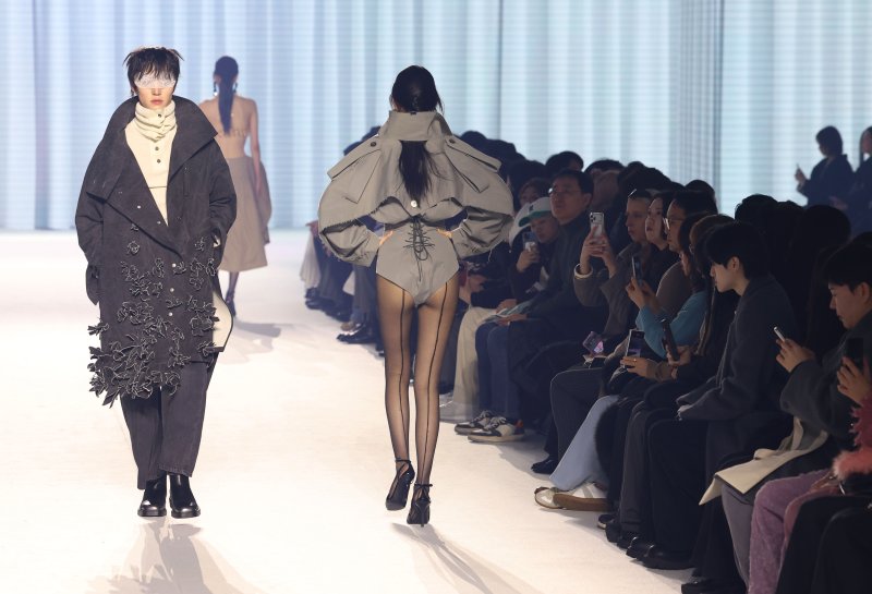[서울=뉴시스] 이영환 기자 = 3일 오후 서울 중구 동대문디자인플라자(DDP)에서 열린 2026 F/W 패션위크 오프닝 패션쇼(한현민 디자이너 브랜드 뮌)에서 모델들이 워킹을 하고 있다. 2026.02.03. 20hwan@newsis.com