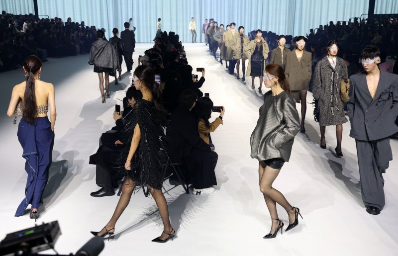 [서울=뉴시스] 이영환 기자 = 3일 오후 서울 중구 동대문디자인플라자(DDP)에서 열린 2026 F/W 패션위크 오프닝 패션쇼(한현민 디자이너 브랜드 뮌)에서 모델들이 워킹을 하고 있다. 2026.02.03. 20hwan@newsis.com