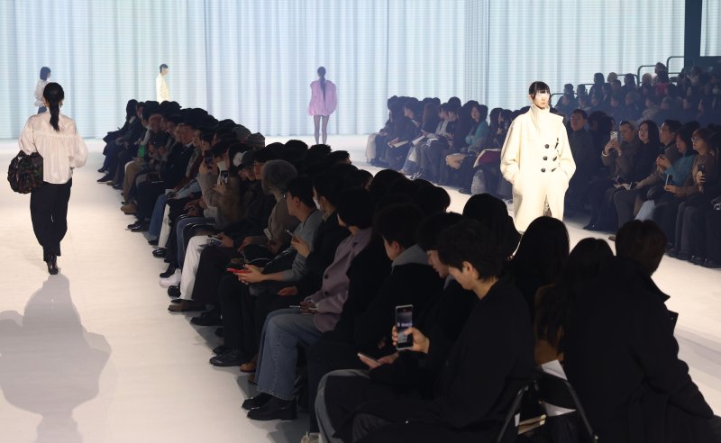 [서울=뉴시스] 이영환 기자 = 3일 오후 서울 중구 동대문디자인플라자(DDP)에서 열린 2026 F/W 패션위크 오프닝 패션쇼(한현민 디자이너 브랜드 뮌)에서 모델들이 워킹을 하고 있다. 2026.02.03. 20hwan@newsis.com