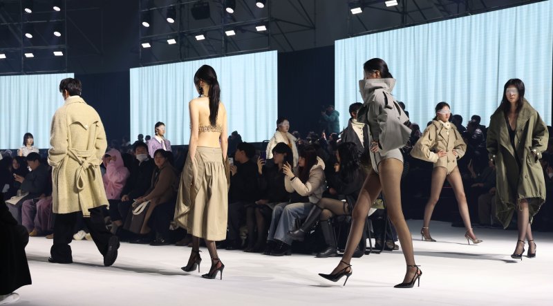 [서울=뉴시스] 이영환 기자 = 3일 오후 서울 중구 동대문디자인플라자(DDP)에서 열린 2026 F/W 패션위크 오프닝 패션쇼(한현민 디자이너 브랜드 뮌)에서 모델들이 워킹을 하고 있다. 2026.02.03. 20hwan@newsis.com