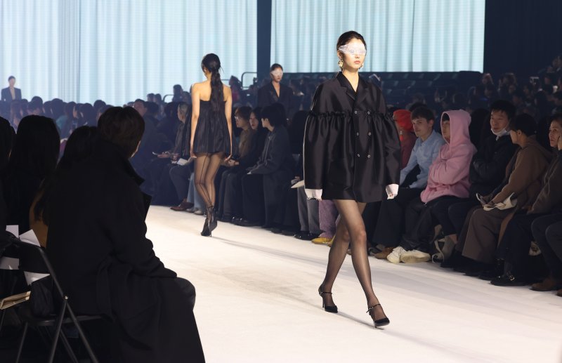 [서울=뉴시스] 이영환 기자 = 3일 오후 서울 중구 동대문디자인플라자(DDP)에서 열린 2026 F/W 패션위크 오프닝 패션쇼(한현민 디자이너 브랜드 뮌)에서 모델들이 워킹을 하고 있다. 2026.02.03. 20hwan@newsis.com