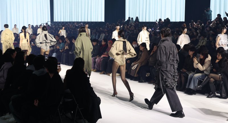 [서울=뉴시스] 이영환 기자 = 3일 오후 서울 중구 동대문디자인플라자(DDP)에서 열린 2026 F/W 패션위크 오프닝 패션쇼(한현민 디자이너 브랜드 뮌)에서 모델들이 워킹을 하고 있다. 2026.02.03. 20hwan@newsis.com