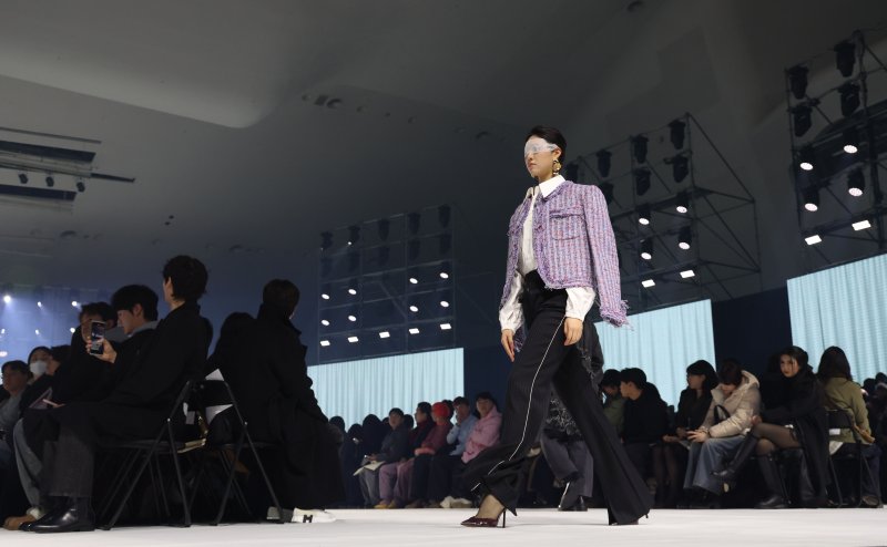 [서울=뉴시스] 이영환 기자 = 3일 오후 서울 중구 동대문디자인플라자(DDP)에서 열린 2026 F/W 패션위크 오프닝 패션쇼(한현민 디자이너 브랜드 뮌)에서 모델들이 워킹을 하고 있다. 2026.02.03. 20hwan@newsis.com