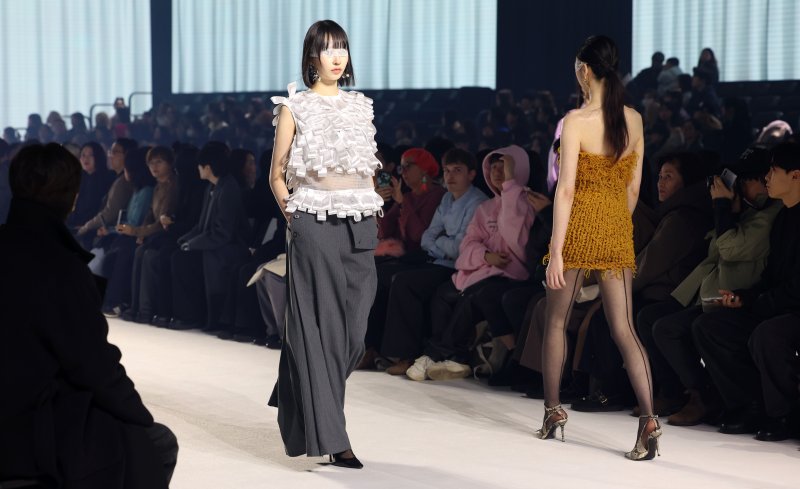 [서울=뉴시스] 이영환 기자 = 3일 오후 서울 중구 동대문디자인플라자(DDP)에서 열린 2026 F/W 패션위크 오프닝 패션쇼(한현민 디자이너 브랜드 뮌)에서 모델들이 워킹을 하고 있다. 2026.02.03. 20hwan@newsis.com