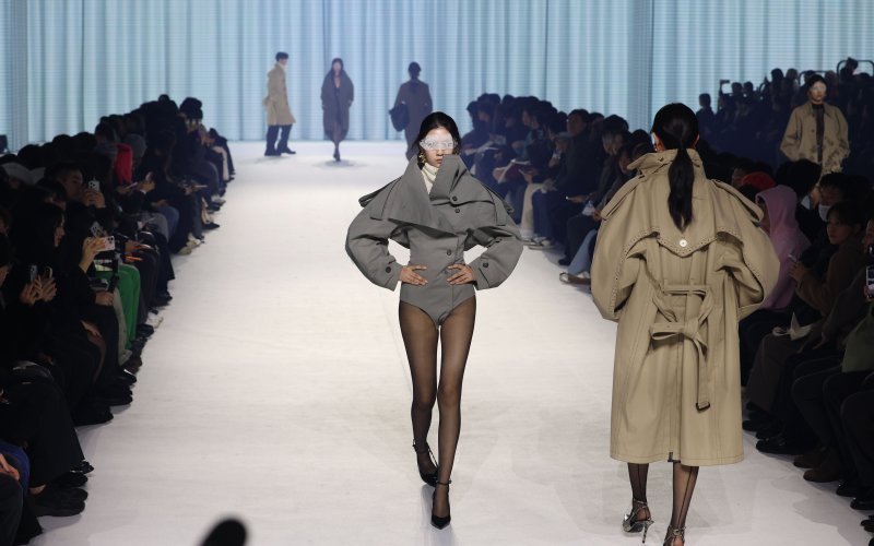 [서울=뉴시스] 이영환 기자 = 3일 오후 서울 중구 동대문디자인플라자(DDP)에서 열린 2026 F/W 패션위크 오프닝 패션쇼(한현민 디자이너 브랜드 뮌)에서 모델들이 워킹을 하고 있다. 2026.02.03. 20hwan@newsis.com