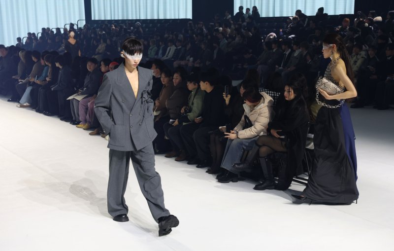 [서울=뉴시스] 이영환 기자 = 3일 오후 서울 중구 동대문디자인플라자(DDP)에서 열린 2026 F/W 패션위크 오프닝 패션쇼(한현민 디자이너 브랜드 뮌)에서 모델들이 워킹을 하고 있다. 2026.02.03. 20hwan@newsis.com