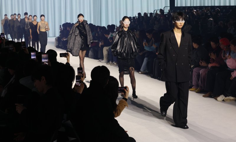 [서울=뉴시스] 이영환 기자 = 3일 오후 서울 중구 동대문디자인플라자(DDP)에서 열린 2026 F/W 패션위크 오프닝 패션쇼(한현민 디자이너 브랜드 뮌)에서 모델들이 워킹을 하고 있다. 2026.02.03. 20hwan@newsis.com