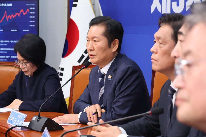 [서울=뉴시스] 김금보 기자 = 정청래 더불어민주당 대표가 3일 오후 서울 여의도 국회에서 ‘1인1표제’ 당헌 개정안 중앙위원회 가결에 대한 기자회견을 하고 있다. 2026.02.03. kgb@newsis.com