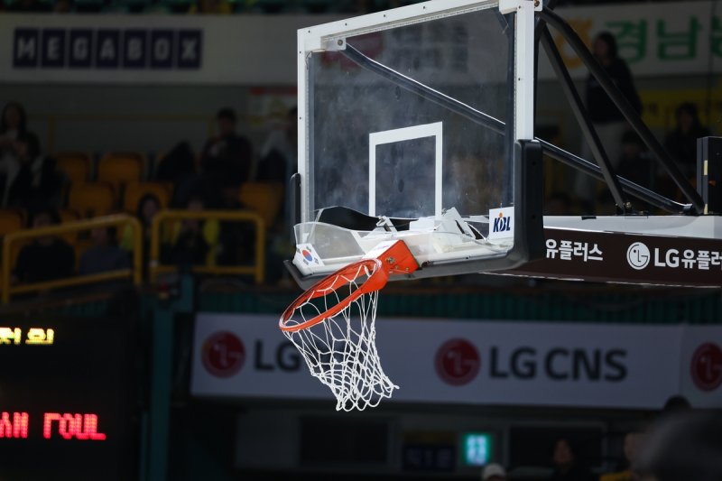 경기 전 파손된 골대. (출처=연합뉴스)