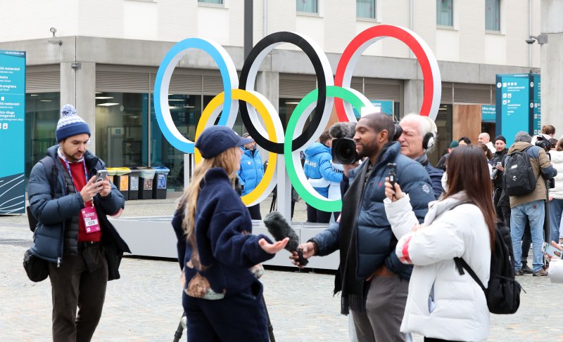 2026 밀라노 코르티나 동계올림픽을 사흘 앞둔 3일(현지시간) 이탈리아 밀라노 올림픽 빌리지 내 대형 오륜기 모형 앞으로 각국 취재진들이 방송을 하고 있다. 2026.2.3/뉴스1 ⓒ News1 김진환 기자