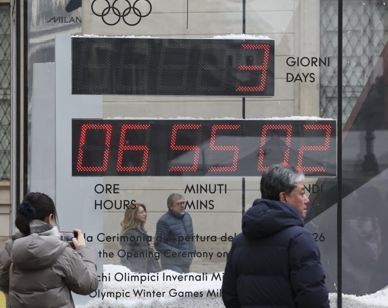 [밀라노=뉴시스] 김근수 기자 = 2026 밀라노·코르티나담페초 동계올림픽 개막을 사흘 앞둔 3일(현지 시간) 이탈리아 밀라노 두오모 광장에 설치된 디데이 카운트 앞으로 관광객들이 지나가고 있다. 2026.02.03. ks@newsis.com
