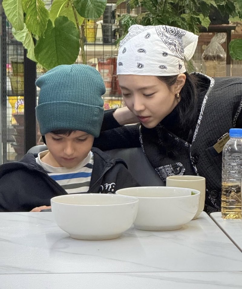 손나은, 촬영 중 밝은 미소…수수한 분위기