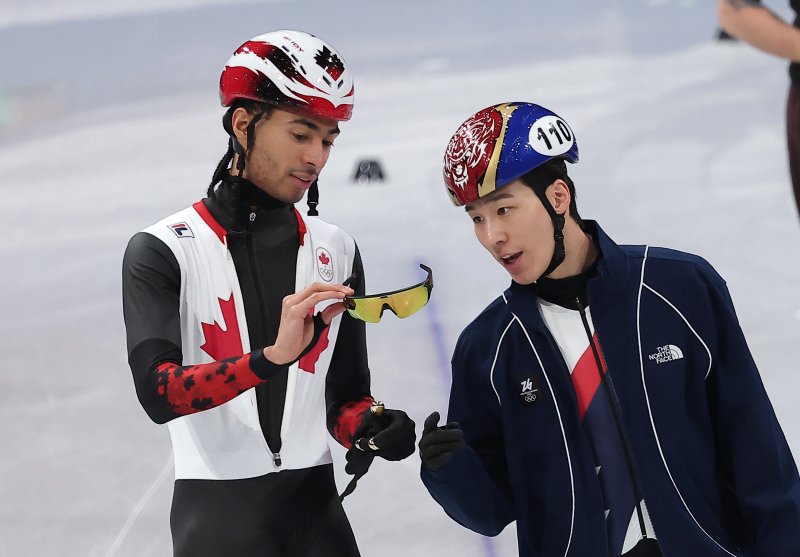 2026 밀라노·코르티나담페초 동계올림픽 개막을 사흘 앞둔 3일(현지시간) 이탈리아 밀라노 아이스스케이팅 아레나에서 쇼트트랙 황대헌이 캐나다 윌리엄 단지누와 대화하고 있다. 2026.2.4/뉴스1 ⓒ News1 김성진 기자