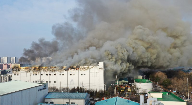 3일 오후 경기 시흥시 정왕동 SPC삼립 시화공장에서 불이 나 소방 당국이 대응 1단계를 발령하고 진화 작업을 벌이고 있다. 2026.2.3/뉴스1 ⓒ News1 김영운 기자