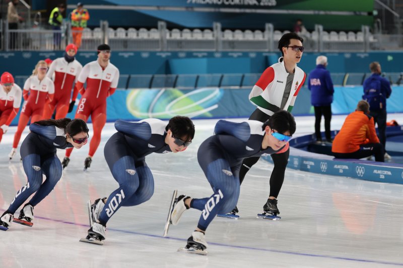 2026 밀라노-코르티나담페초 동계올림픽을 사흘 앞둔 3일(현지시간) 이탈리아 밀라노 스피드스케이팅 스타디움에서 헝가리로 귀화한 김민석이 우리나라 대표팀 선수들과 함께 훈련하고 있다. 연합뉴스