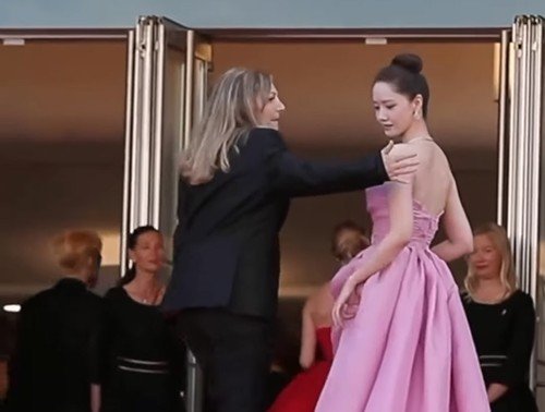 제77회 칸 국제영화제 레드카펫에서 윤아를 막아서는 경호원 (출처=연합뉴스)