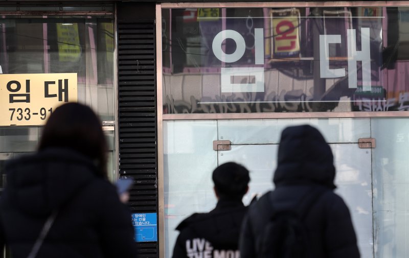 서울 종로2가 대로변 건물에 임대 문구가 붙어 있다. 지난해 새 정부 출범 이후 추경을 통한 소비쿠폰 지급에도 자영업자는 4만명 가까이 감소해 코로나19 발병 이후 최대 감소폭을 기록했다. 국가데이터처의 국가통계포털(KOSIS)에 따르면 지난해 전국 자영업자 수는 562만 명으로 전년보다 3만8000명 줄었다. 2026.1.25/뉴스1 ⓒ News1 박지혜 기자