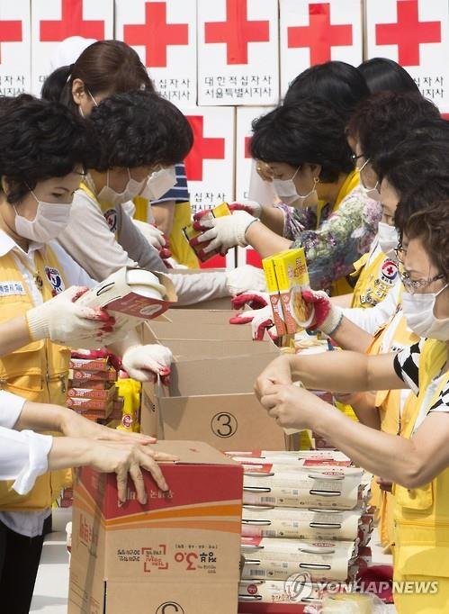 대한적십자사 관계자들이 구호 물품 세트를 제작하고 있다. (출처=연합뉴스)