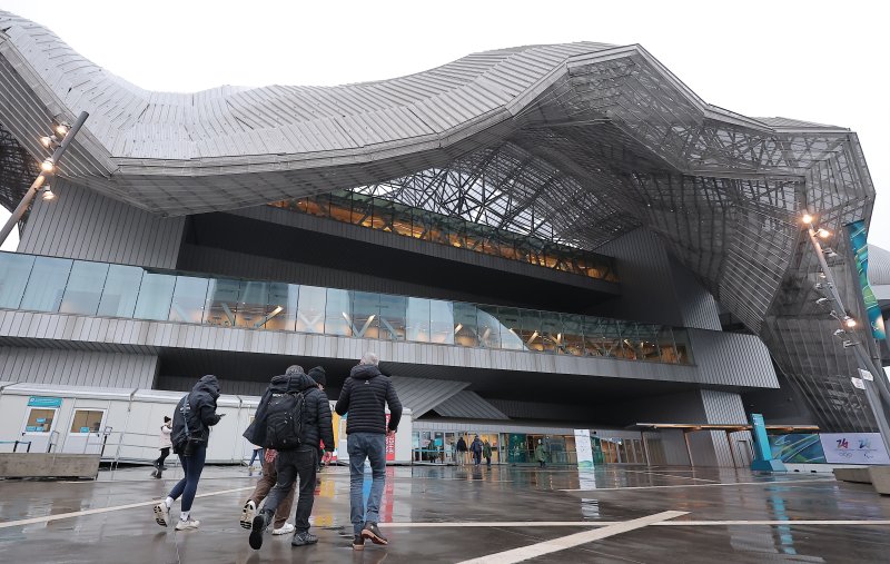 2026 밀라노·코르티나담페초 동계올림픽 개막을 사흘 앞둔 3일(현지시간) 이탈리아 밀라노 메인프레스센터(MPC)로 취재진이 향하고 있다. 2026.2.3/뉴스1 ⓒ News1 김성진 기자