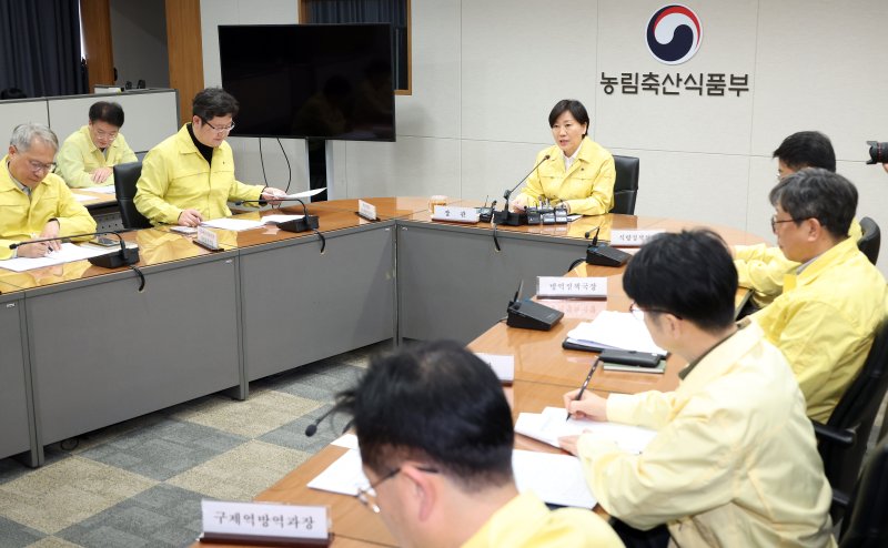 [세종=뉴시스] 강종민 기자 = 사진은 송미령 농림축산식품부 장관이 지난 2일 세종시 정부세종청사에서 열린 가축전염병 중앙사고수습본부 회의에서 구제역, 아프리카돼지열병 등 방역상황을 점검하고 있는 모습. 2026.02.02. ppkjm@newsis.com