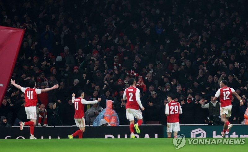 환호하는 아스널 선수들. (출처=연합뉴스)