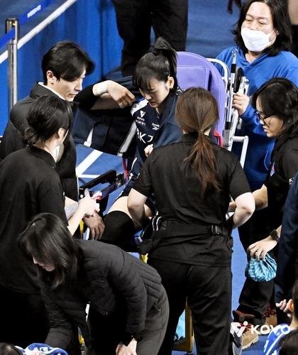 들것에 실려 나가는 IBK기업은행의 임명옥(중앙) (출처=연합뉴스)