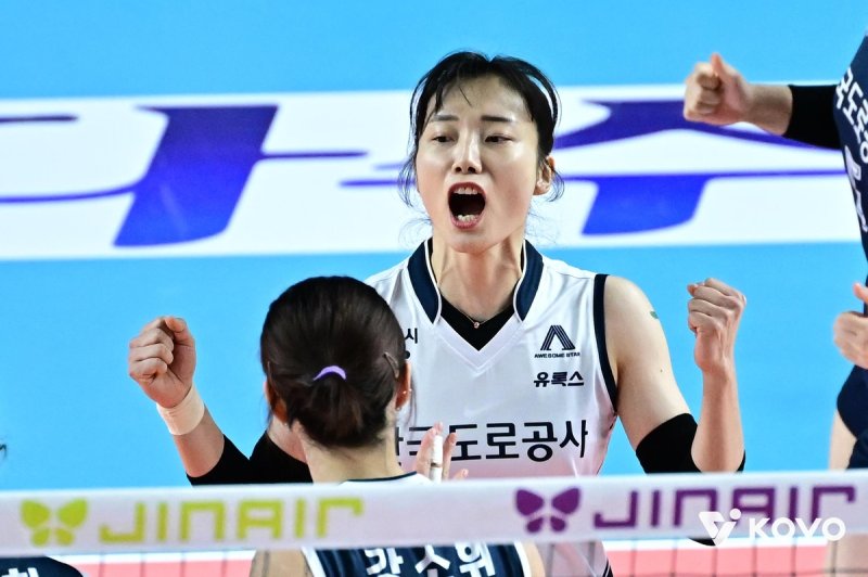 한국도로공사의 리베로 문정원(중앙) (출처=연합뉴스)