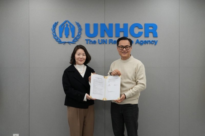 김새려 유엔난민기구 한국대표(왼쪽)와 김동환 아이디어스 대표 (출처=연합뉴스)