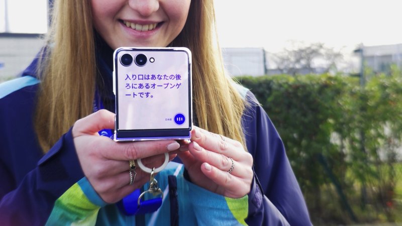 삼성전자가 2026 밀라노 코르티나 동계 올림픽에서 자원봉사자에게 지원하는 갤럭시 AI 기반 '통역' 기능이 탑재된 갤럭시 Z 플립7의 모습. (사진=삼성전자 제공) *재판매 및 DB 금지