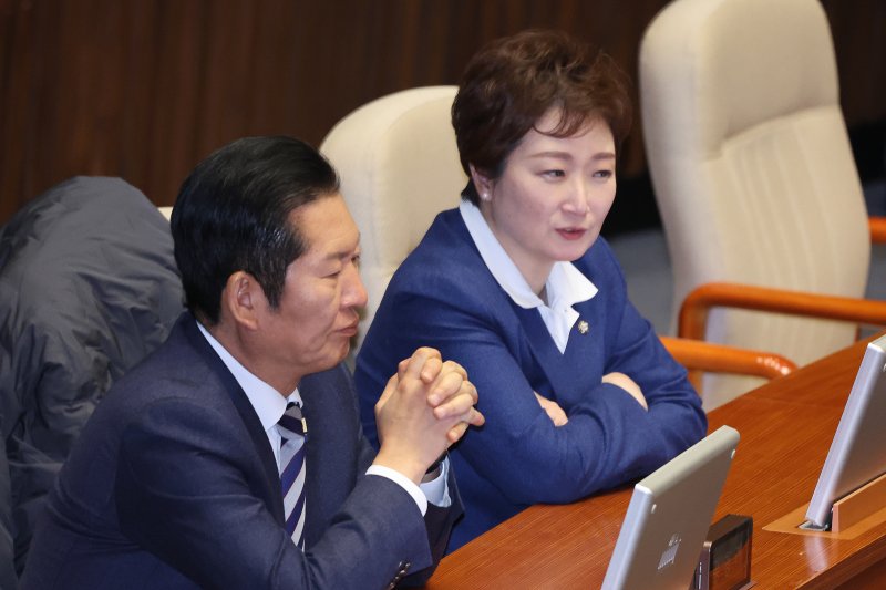 정청래 더불어민주당 대표와 이언주 최고위원이 지난 2일 서울 여의도 국회에서 열린 제432회국회(임시회) 개회식에서 대화하고 있는 모습. 2026.2.2/뉴스1 ⓒ News1 신웅수 기자