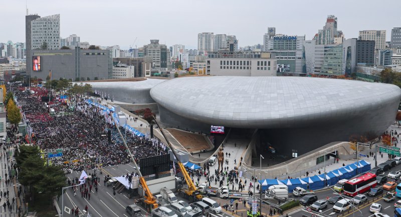 [서울=뉴시스] 권창회 기자 = 8일 서울 중구 동대문디자인플라자(DDP) 인근에서 '전태일 열사 정신계승 2025 전국노동자대회'가 열리고 있다. 2025.11.08. kch0523@newsis.com