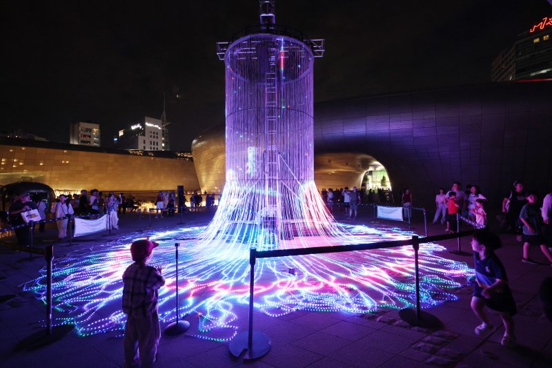 [서울=뉴시스] 김진아 기자 = 31일 서울 중구 동대문디자인플라자(DDP)에서 '서울라이트 DDP 여름' 미디어아트가 펼쳐지고 있다. 서울디자인재단은 이날부터 다음 달 10일까지 매일 오후 8시부터 10시까지 DDP 동대문역사문화공원에서 '서울라이트 DDP 2025 여름'을 선보인다. 이번 미디어아트 주제는 '타임스케이프(TIMESCAPE): 빛의 결'이다. 2025.07.31. bluesoda@newsis.com