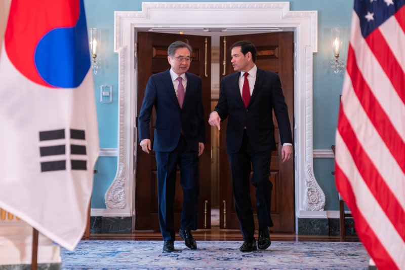 [워싱턴=AP/뉴시스] 조현(왼쪽) 외교부 장관이 3일(현지 시간) 미국 워싱턴 국무부에서 마코 루비오 미 국무장관과 회담에 앞서 대화하고 있다. 2026.02.04.