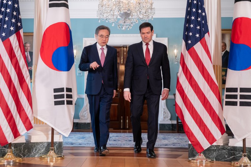 [워싱턴=AP/뉴시스] 조현(왼쪽) 외교부 장관이 3일(현지 시간) 미국 워싱턴 국무부에서 마코 루비오 미 국무장관과 얘기를 나누며 걸어 나오고 있다. 2026.02.04.