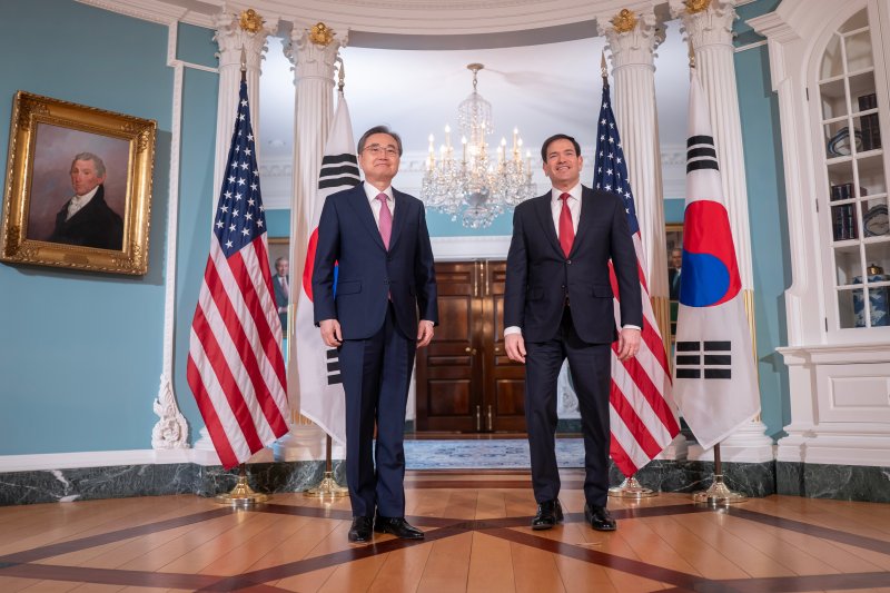 [워싱턴=AP/뉴시스] 조현(왼쪽) 외교부 장관이 3일(현지 시간) 미국 워싱턴 국무부에서 마코 루비오 미 국무장관과 회담에 앞서 기념촬영 하고 있다. 2026.02.04.