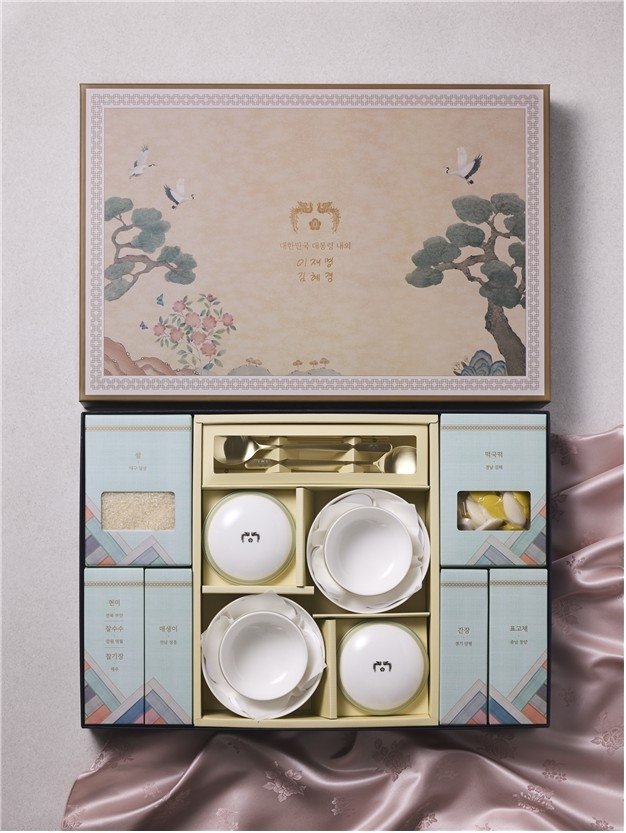 李대통령, 각계각층에 설 선물 전달 (출처=연합뉴스)