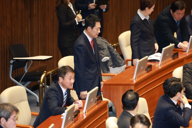 [서울=뉴시스] 고승민 기자 = 장동혁 국민의힘 대표가 4일 서울 여의도 국회에서 열린 본회의에서 교섭단체 대표연설을 하기 위해 발언대로 향하고 있다. 2026.02.04. kkssmm99@newsis.com