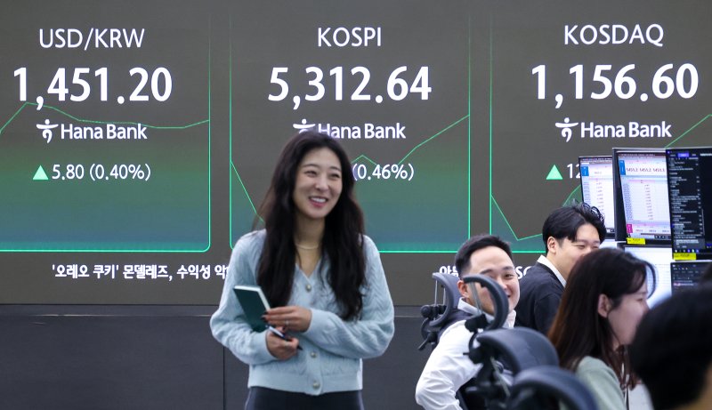 코스피 지수가 개장 후 장중 한때 5300을 돌파한 4일 오전 서울 중구 하나은행 본점 딜링룸 전광판에 코스피, 코스닥, 달러·원 환율 시황이 나오고 있다. 2026.2.4/뉴스1 ⓒ News1 안은나 기자