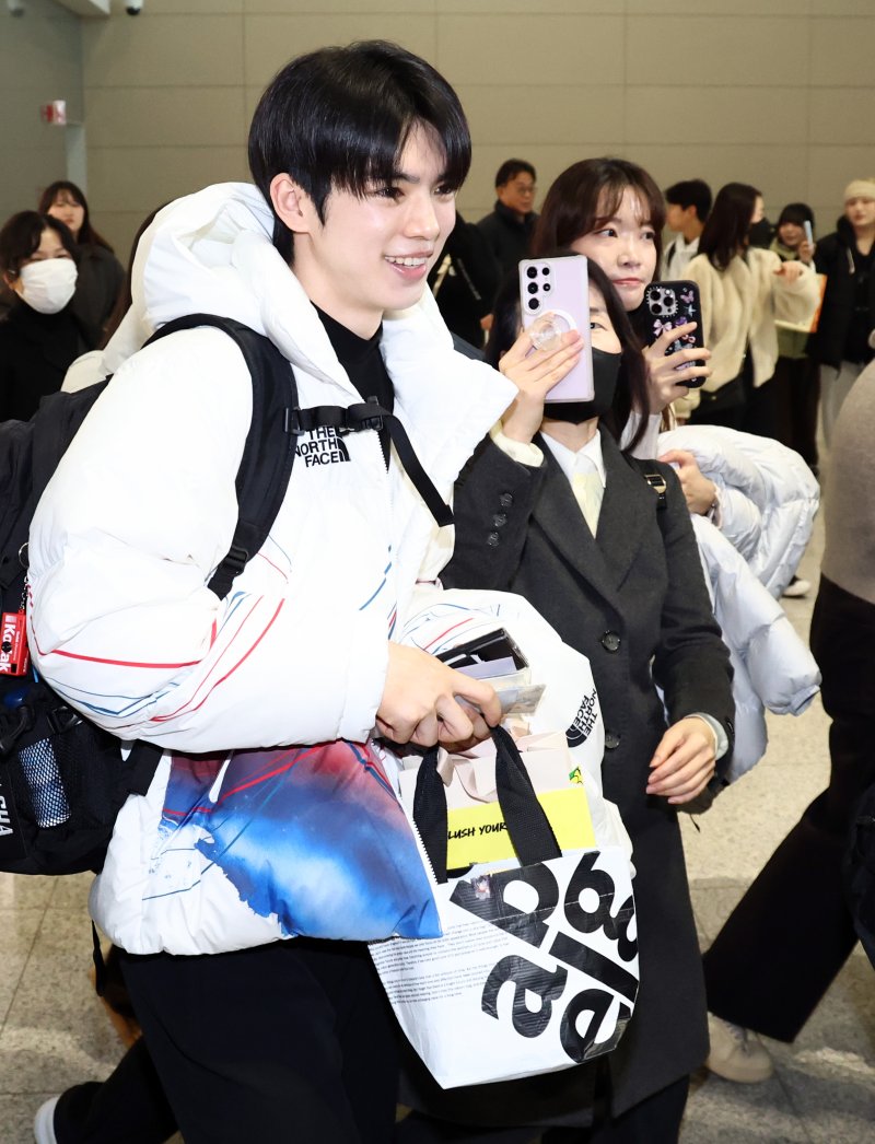 2026 밀라노·코르티나담페초 동계올림픽에 출전하는 대한민국 피겨스케이팅 대표팀 차준환 선수가 4일 오전 인천국제공항 제2터미널을 통해 출국하고 있다. ⓒ News1 최지환 기자