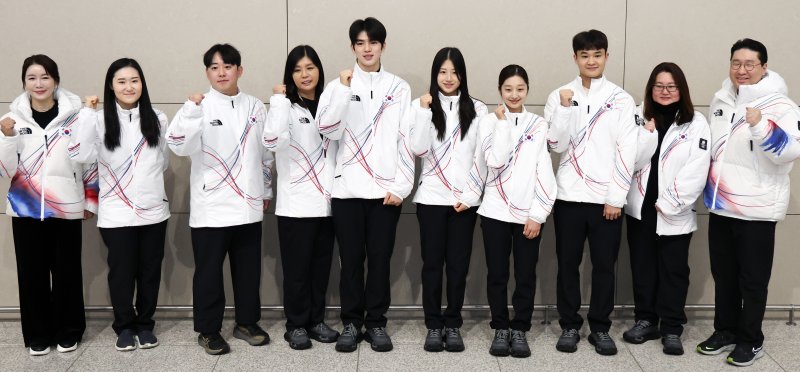 2026 밀라노·코르티나담페초 동계올림픽에 출전하는 대한민국 피겨스케이팅 대표팀 선수와 관계자들이 4일 오전 인천국제공항 제2터미널을 통해 출국하며 취재진과 인터뷰를 마치고 포즈를 취하고 있다. 왼쪽 다섯번째부터 차준환, 이해인, 신지아, 김현겸 선수. 2026.2.4/뉴스1 ⓒ News1 최지환 기자