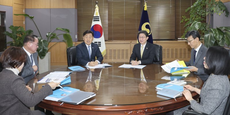 4일 정부서울청사 금융위원회에서 김관영 전북지사와 김종훈 도 경제부지사 등이 이억원 금융위원회 위원장 및 관계자들과 전북 제3금융중심지 지정을 위한 논의를 하고 있다.(전북도 제공. 재판매 및 DB금지)/뉴스1