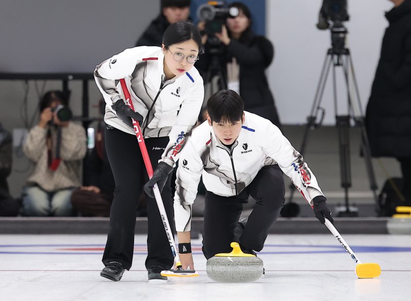 컬링 믹스더블 김선영과 정영석이 1월7일 충북 진천선수촌 챔피언하우스에서 열린 2026 밀라노코르티나동계올림픽대회 D-30 미디어데이 및 훈련 공개에서 훈련을 하고 있다. 2026.1.7/뉴스1 ⓒ News1 김성진 기자
