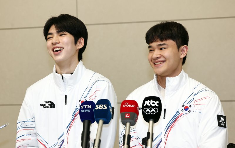 2026 밀라노·코르티나담페초 동계올림픽에 출전하는 대한민국 피겨스케이팅 대표팀 차준환, 김현겸 선수가 4일 오전 인천국제공항 제2터미널을 통해 출국하며 취재진과 인터뷰를 하고 있다. 2026.2.4/뉴스1 ⓒ News1 최지환 기자