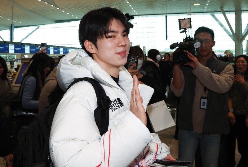 2026 밀라노·코르티나담페초 동계올림픽에 출전하는 대한민국 피겨스케이팅 대표팀 차준환 선수가 4일 오전 인천국제공항 제2터미널을 통해 출국하고 있다. 2026.2.4/뉴스1 ⓒ News1 최지환 기자