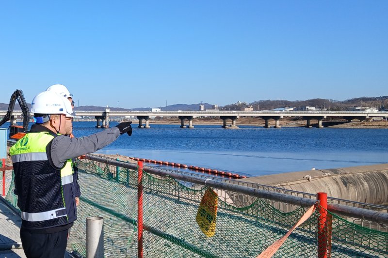 [세종=뉴시스] 한국남부발전은 전날(3일) 윤상옥 남부발전 재생에너지본부장이 안동보 소수력 발전소와 수하보 소수력 발전소 건설 현장을 방문해 현장 안전 경영 활동을 실시했다고 4일 밝혔다. (사진=남부발전 제공) 2026.02.04. photo@newsis.com *재판매 및 DB 금지