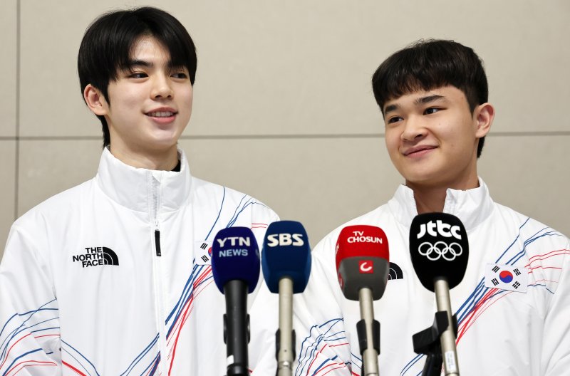 2026 밀라노·코르티나담페초 동계올림픽에 출전하는 대한민국 피겨스케이팅 대표팀 차준환, 김현겸 선수가 4일 오전 인천국제공항 제2터미널을 통해 출국하며 취재진과 인터뷰를 하고 있다. 2026.2.4/뉴스1 ⓒ News1 최지환 기자