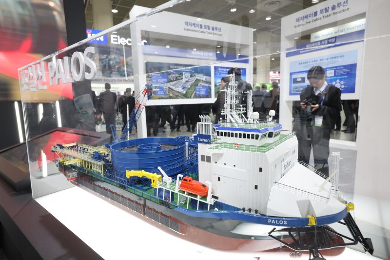 4일 서울 강남구 코엑스에서 개막한 일렉스코리아 2026을 찾은 관람객들이 대한전선 부스를 살펴보고 있다. 뉴시스