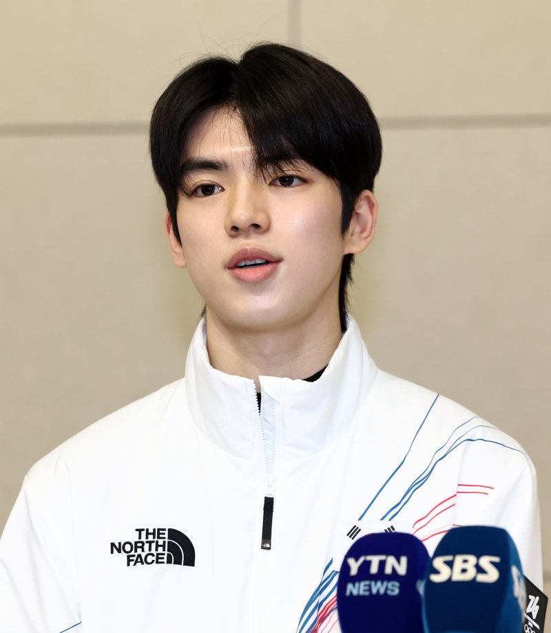 2026 밀라노·코르티나담페초 동계올림픽에 출전하는 대한민국 피겨스케이팅 대표팀 차준환 선수가 4일 오전 인천국제공항 제2터미널을 통해 출국하며 취재진과 인터뷰를 하고 있다. 2026.2.4/뉴스1 ⓒ News1 최지환 기자