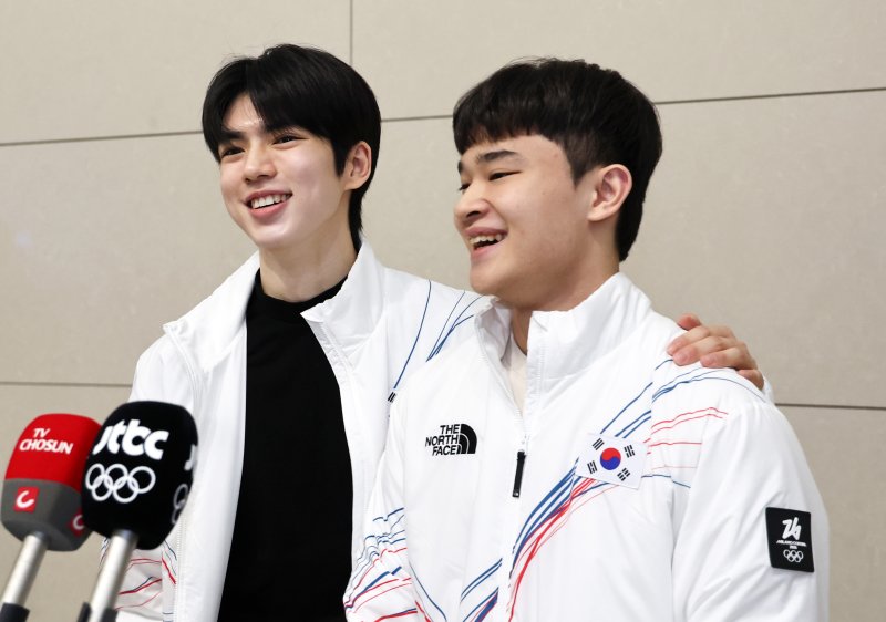 2026 밀라노·코르티나담페초 동계올림픽에 출전하는 대한민국 피겨스케이팅 대표팀 차준환, 김현겸 선수가 4일 오전 인천국제공항 제2터미널을 통해 출국하며 취재진과 인터뷰를 하고 있다. 2026.2.4/뉴스1 ⓒ News1 최지환 기자